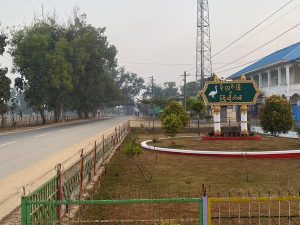 Read more about the article စစ်သားများက ခရီးသွားပြည်သူတွေဆီကနေ ဓါတ်ဆီများအဓမ္မသိမ်ယူနေ
