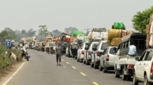 Read more about the article ဖားကန့် -တနိုင်း သွားလမ်းတွင် တိုက်ပွဲ‌ဖြစ်‌နေသောကြောင့် ခရီးသားပြည်သူကား ၁၀၀၀ခန့် ပိတ်မိနေ