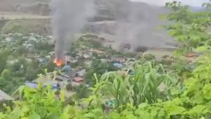 Read more about the article ဖားကန့်မြို့တွင် တိုက်ပွဲဆက်လက်ပြင်းထန်‌နေပြီး လက်နက်ကြီးနှင့် လေကြောင်းတိုက်ခိုက်မှုကြောင့် အရပ်သား ထိခိုက်သေဆုံးမှုများလာ