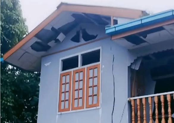 Read more about the article ဖားကန့်မြို့တွင် တိုက်ပွဲဖြစ်ပွားပြီး ပြည်သူပိုင် နေအိမ်အဆောက်အအုံ ပစ္စည်းများထိခိုက် ပျက်စီးတဲ့အပြင် အရပ်သားထိခိုက်ဒဏ်ရာရ