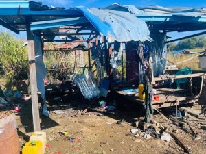 Read more about the article ဖားကန့်တွင် ပြည်သူ‌များရှိတဲ့ဘက် လက်နက်ကြီးကျရောက် ပေါက်ကွဲပြီး မိသားစုဝင် ( ၃ ) ဦးသေ ၊ လသား ကလေးတစ်ဦး အထိအခိုက်မရှိ