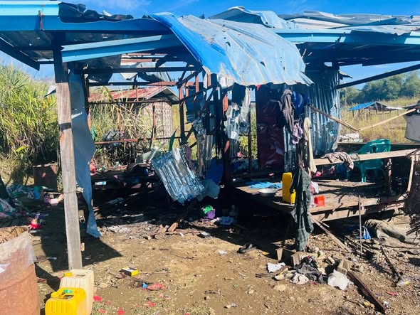 Read more about the article ဖားကန့်တွင် ပြည်သူ‌များရှိတဲ့ဘက် လက်နက်ကြီးကျရောက် ပေါက်ကွဲပြီး မိသားစုဝင် ( ၃ ) ဦးသေ ၊ လသား ကလေးတစ်ဦး အထိအခိုက်မရှိ