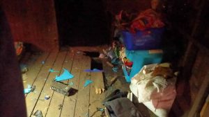 Read more about the article ဖားကန့် မြို့ နေအိမ်တစ်လုံးပေါ်တွင် လက်နက်ကြီးကျရောက်ပေါက်ကွဲကာ မိသားစု(၃)ဦး ထိခိုက်ဒဏ်ရာရ