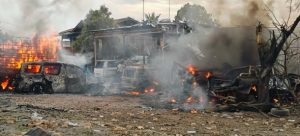 Read more about the article ဝိုင်းမော်မြို့ ‌ ရွှေညောင်ပင်ရွာတွင် စစ်တပ်မှ လေကြောင်းဖြင့် ဗုံးကျဲတိုက်ခိုက်မှုကြောင့် အရပ်သားထိခိုက်သေဆုံးမှုရှိပြီး ကားများမီးလောင်ပျက်စီး